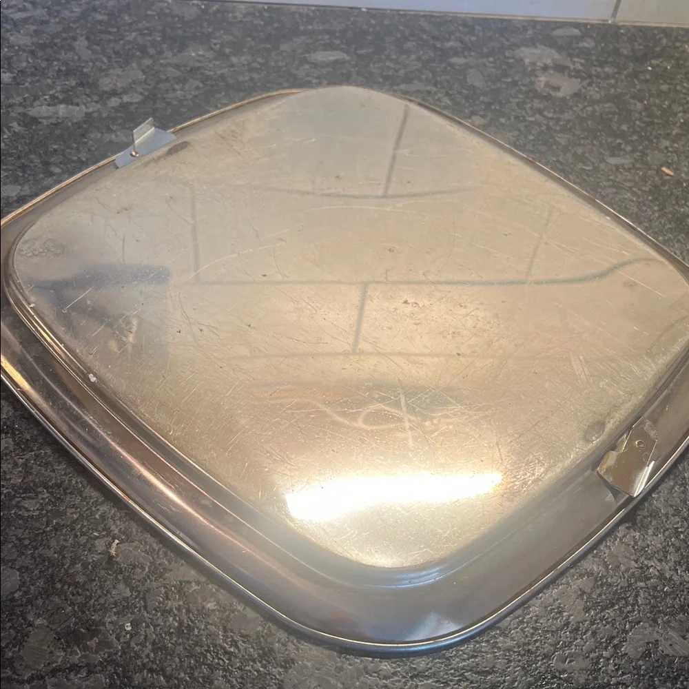 Vintage 11x11x5.5 Lincoln Beauty Wear Chrome Cake Keeper  with Wooden Handle